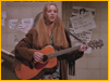 Phoebe cantando