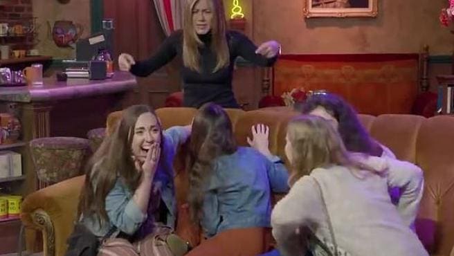 La sorpresa de Jennifer Aniston a unas fans de 'Friends' en el mítico sofá del 'Central Perk'