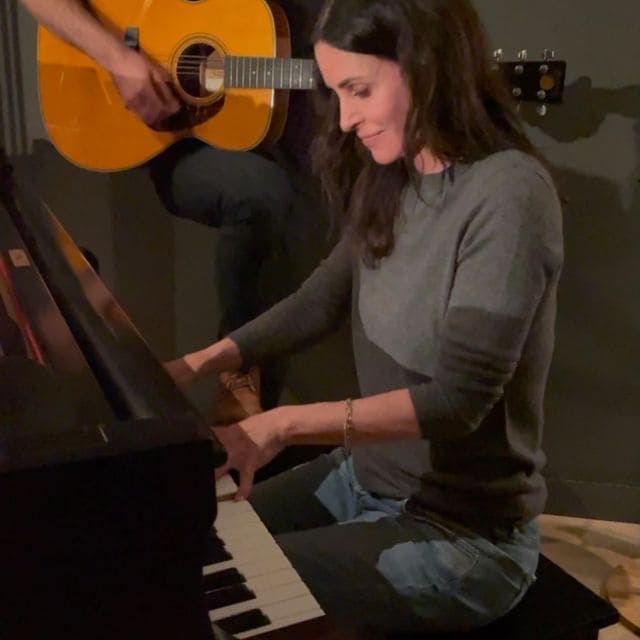 Courteney Cox y toda la nostalgia del mundo al verla tocar la canción de 'Friends' al piano en Instagram