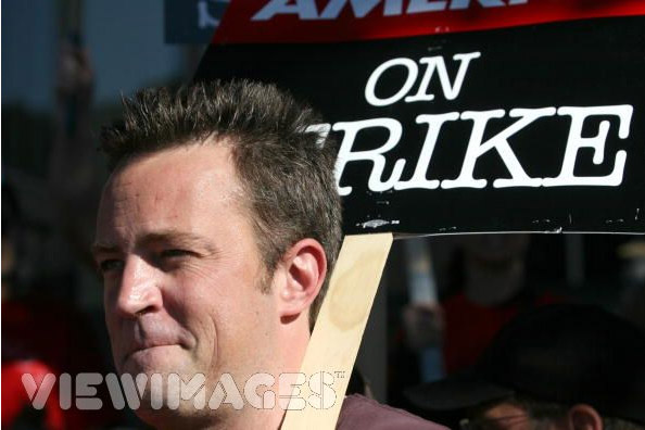 Matthew Perry y Lisa Kudrow apoyan la huelga de guionistas